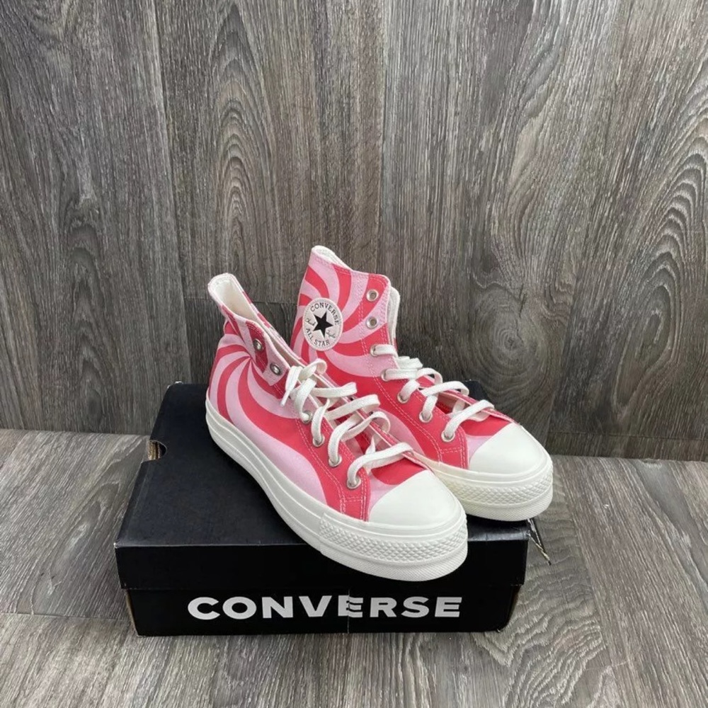New woman’s converse 🌸🍭🍬🍭🍬🌸